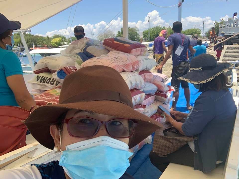 Annabeth Cuizon, Lapu-Lapu City Social Welfare Office (CSWO) acting head, leads a relief operation which they earlier had. | Photos grabbed from the FB page of Annabeth Cuizon