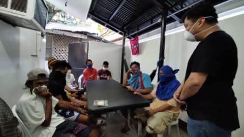 Lapu-Lapu City Mayor Junard "Ahong" Chan talks to the eight men who were caught doing "tigbakay" or illegal cockfighting despite the implementation of the enhanced community quarantine (ECQ). | Photo grabbed from Mayor Chan's Facebook Page