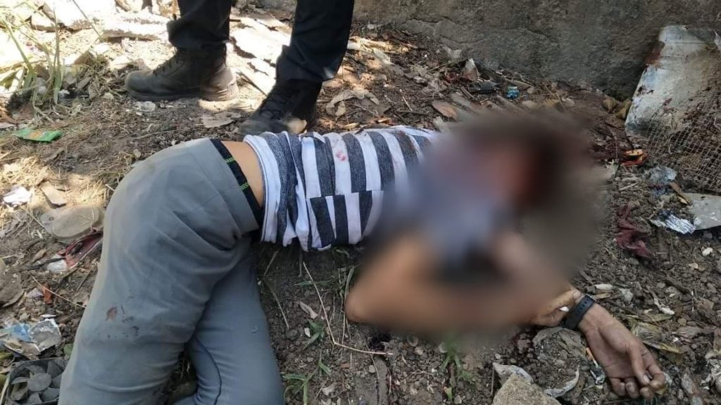 Police check on the man, who engaged them in a shootout in Barangay Subangdaku, Mandaue City at past 1 p.m. on April 4, 2020. | Paul Lauro