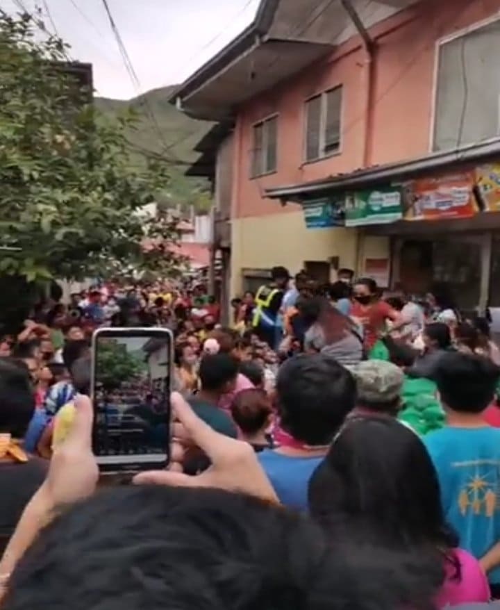 Cebu City Mayor Edgardo Labella has reminded barangay captains of Cebu City’s barangays to always follow social distancing rules especially when distributing relief goods. This followed after the Barangay Buhisan where people ignored social distancing rules as they flocked to the barangay hall to receive their relief goods. | Screen grabbed from Francis Bernard Ramos's Facebook live
