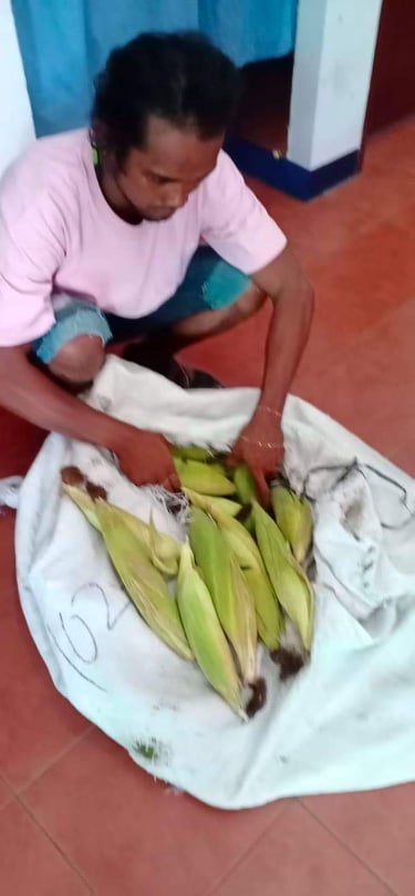 A 31-year-old man was caught stealing 120 kilos worth of sweet corn along Jakosalem Street, Barangay Kamagayan, Cebu City, past midnight today, April 5, 2020. | Contributed Photo