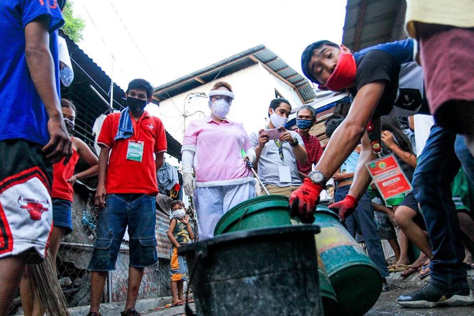 Cebu City North District Councilor Prisca Niña Mabatid has taken over the distribution of relief goods in Barangay Mabolo. | Photo Courtesy of Councilor Niña Mabatid
