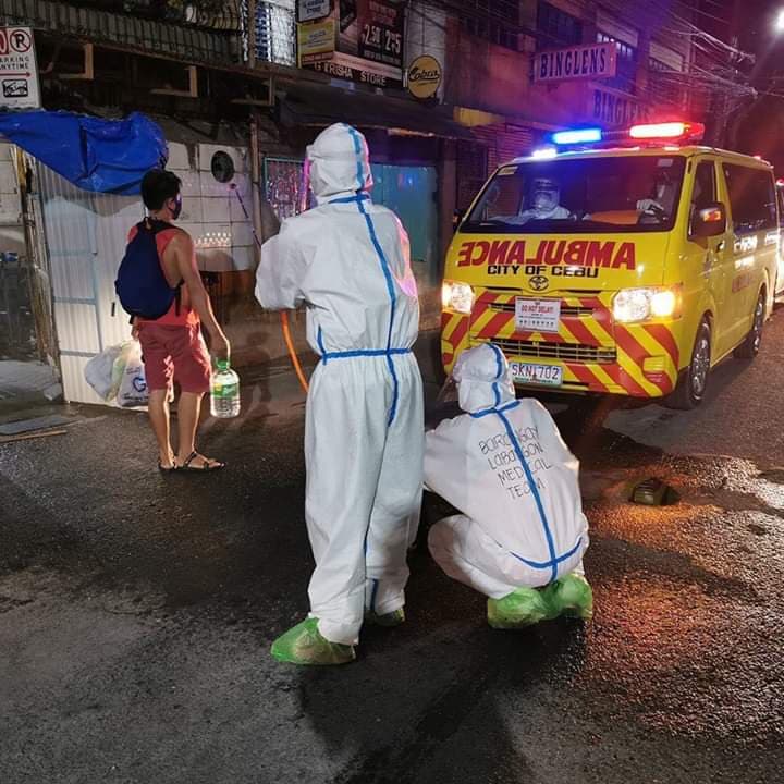 Cebu City medical officer transfer the COVID-19 patients from Barangay Labangon to the isolation center. | Photo courtesy from the Facebook page of Mayor Edgardo Labella
