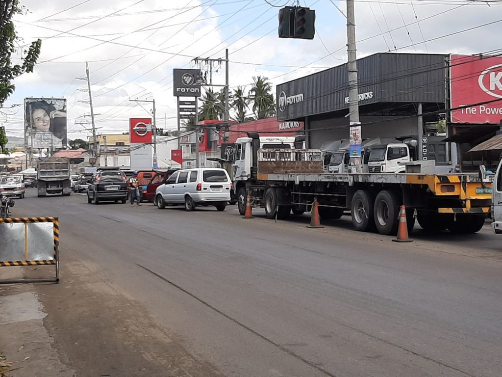 CARMAGGEDON: Traffic Situation at the boundary of Minglanilla and Talisay City. The line of vehicles trying to get pass through Minglanilla's checkpoints have reached the end of Barangay Lawaan, Talisay City as of 10 a.m. on Saturday, April 18, 2020