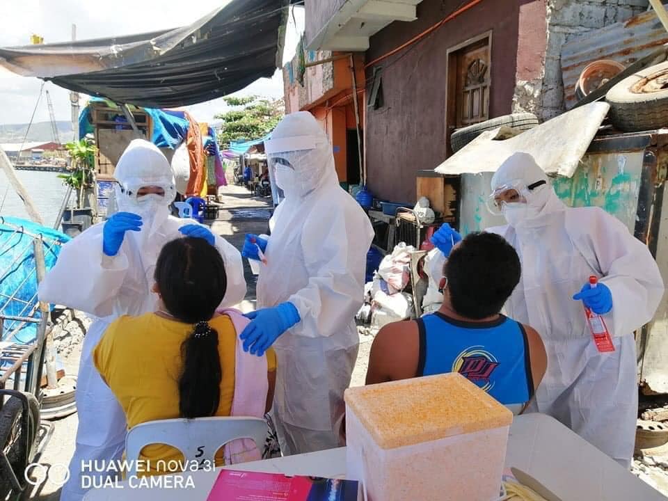Workers from the Cebu City Health Department took swab samples from residents in Sitio Callejon, Barangay Labangon where 22 COVID-19 patients are recorded. | Photo courtesy of Cebu City Mayor Edgardo Labella