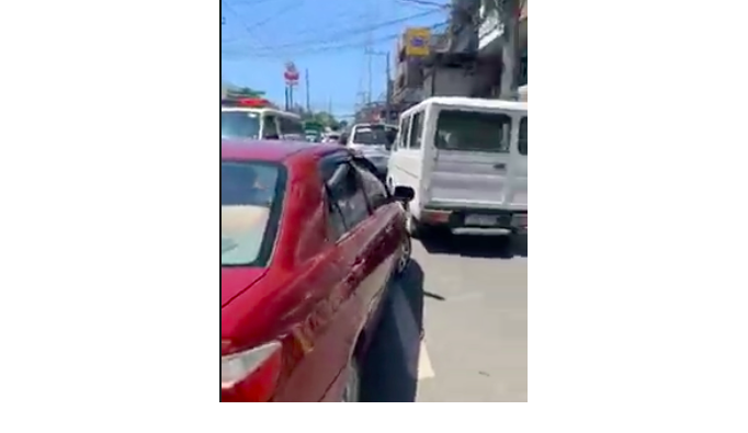 A screenshot of LTO - 7 director Victor Caindec's Facebook video during LTO - 7's inspection along Gov. M. Cuenco Avenue on April 16, 2020