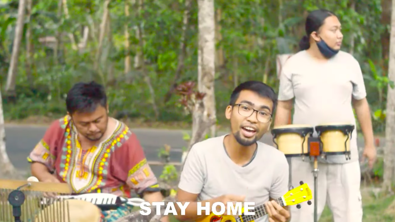 A group of friends from Bohol make a parody of the "Banana Boat Song" and send some good vibes online. | screengrabbed from video