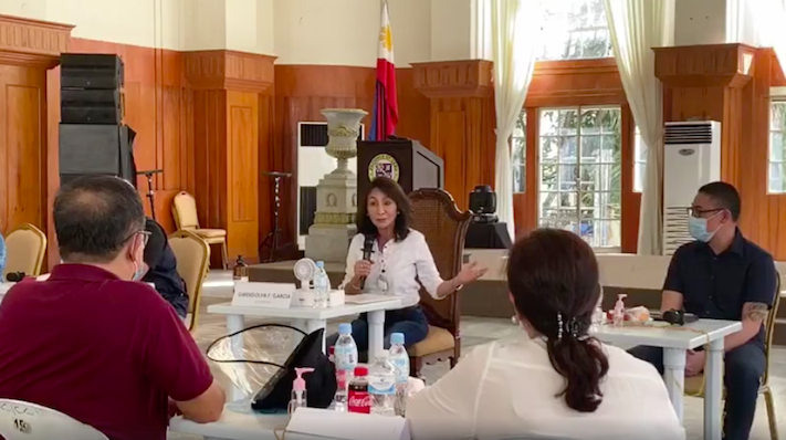 Cebu Governor Gwendolyn Garcia meets with municipal and city health officers to discuss COVID-19 measures and protocols. In the meeting, halfway houses and alternative dialysis centers were considered for renal patients to lessen their risk of COVID-19 infection. |screengrabbed from FB video