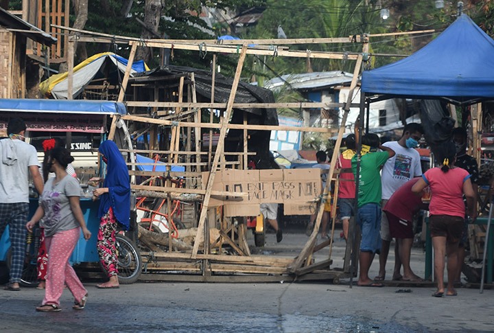 NO ENTRY: Residents barricaded a road leading to Ramonal Subdivision in Cagayan de Oro City on Saturday, April 25, 2020 as news spread about the death of a COVID-19 patient nearby. Residents set up checkpoints in every street in Barangay Camaman-an overnight. |Photo by Froilan Gallardo