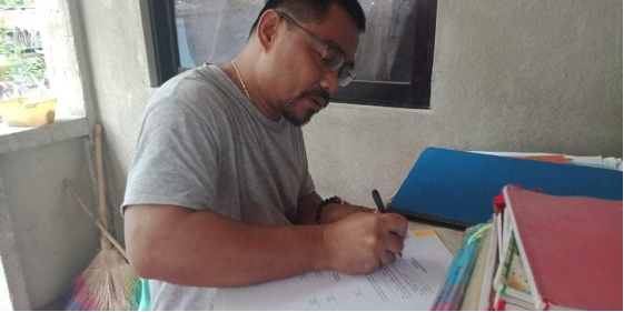 Vicente Fernandez, UCT beneficiary from Samboan, Cebu, signs the waiver for the emergency cash subsidy. | photo courtesy of DSWD-7