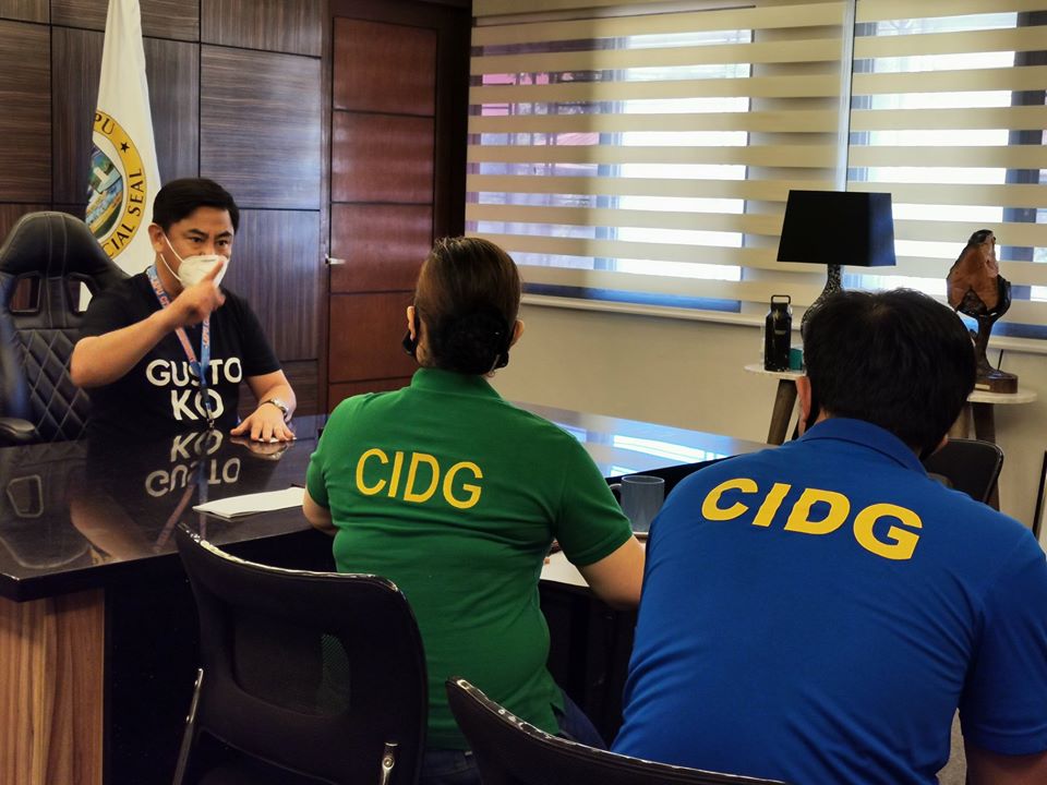 Lapu-Lapu City Mayor Junard Chan meets with representatives from the Criminal Investigation and Detection Group in Central Visayas (CIDG-7) to discuss some irregularities in the distribution of the social amelioration program aid to beneficiaries. | Photo courtesy of Junard "Ahong" Chan