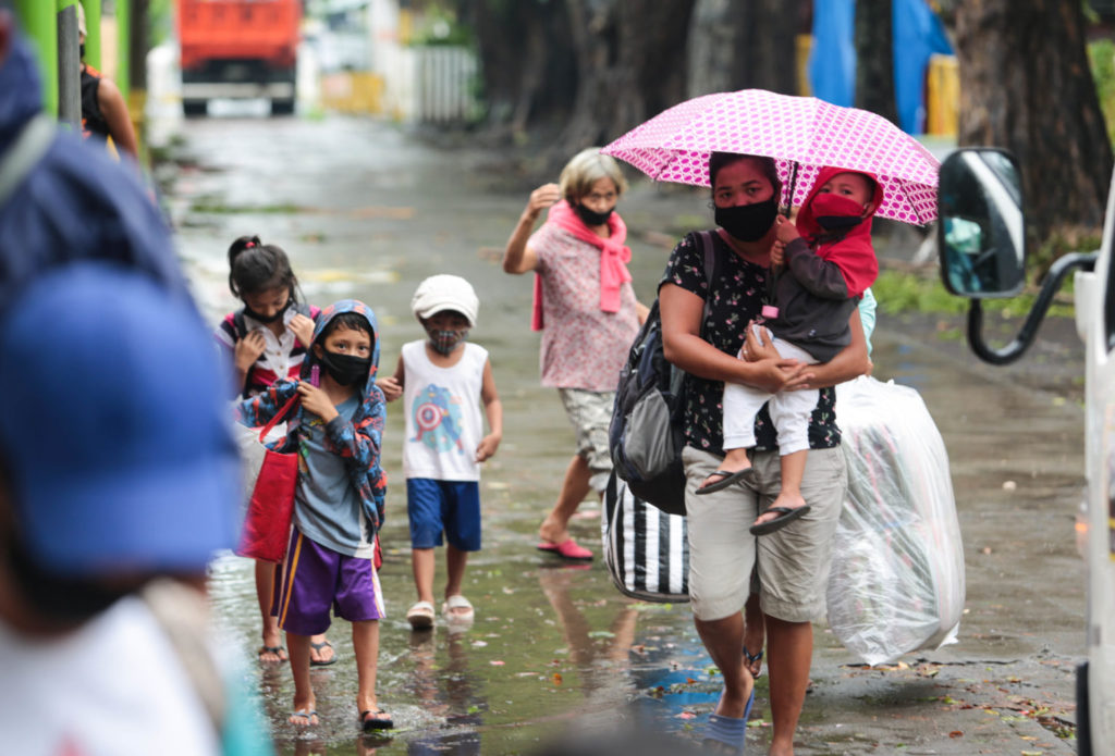 140K flee as Typhoon Ambo hits Samar like a 'Yolanda Jr.' | Cebu ...