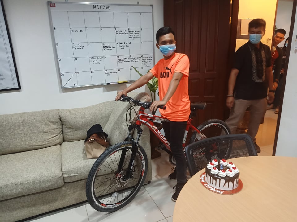 The errand boy of Cebu City Police Office (CCPO) received a surprise in the form of a new bicycle which was given to him as a present for his birthday. | Photos from Police Corporal Joel Sabanal
