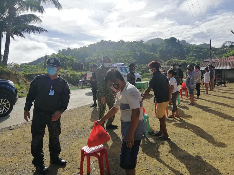 The Cebu Police Provincial Office (CPPO) hands out 900 relief packs to poor families in the mountain barangays of Tuburan and Balamban on May 2, 2020. | Photos from Cebu Police Provincial Office