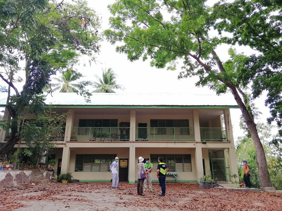 LOOK: Officials of Barangay Bacayan and the Cebu City government led by Councilors Dave Tumulak and Joel Garganera inspect the Bacayan Elementary School, which is being prepared to house the 40 new patients in the barangay. | Photos courtesy of Barangay Bacayan