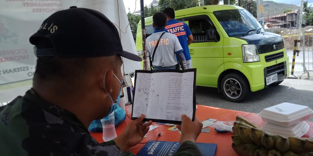 Cops from Minglanilla manning the control point of Barangay Tungkop receive a 'thank you' card. | Photos from Minglanilla Police
