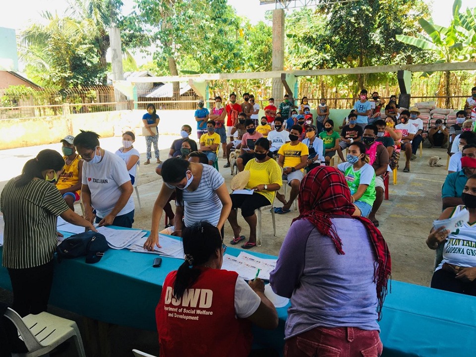 Beneficiaries of the Social Amelioration Program (SAP) in Getafe, Bohol receive their emergency cash subsidy while observing physical distancing. |Photo from DSWD-7 