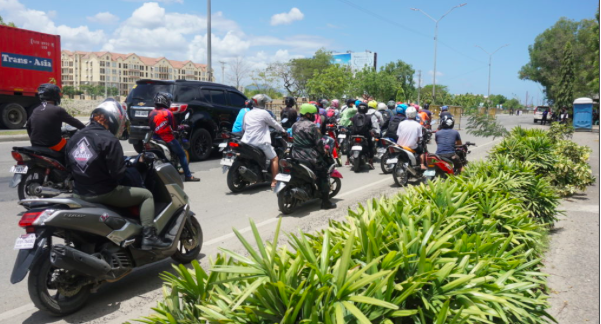 Motorcycle riders queue to enter Cebu City. | CDN Digital file photo