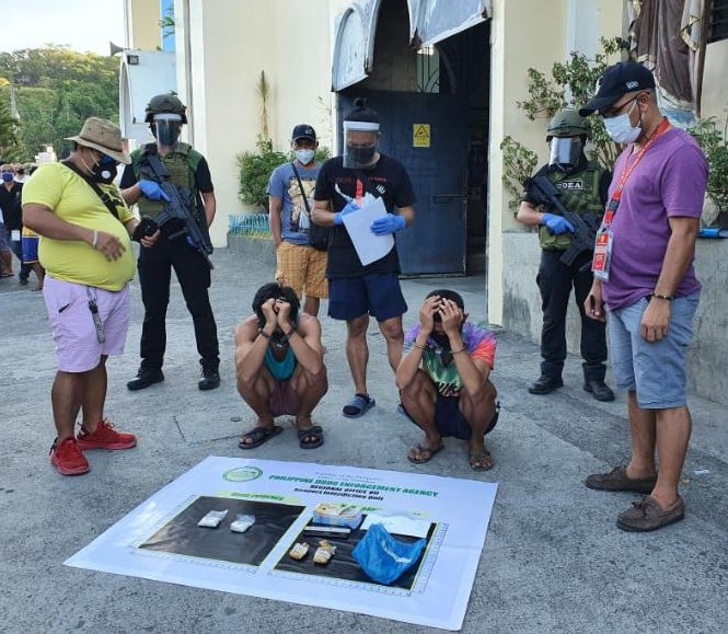 Two men are caught with P816,000 worth of suspected shabu during a buy-bust operation in Barangay Guadalupe, Cebu City at past 4 p.m. today, June 5. | PDEA-7 photo