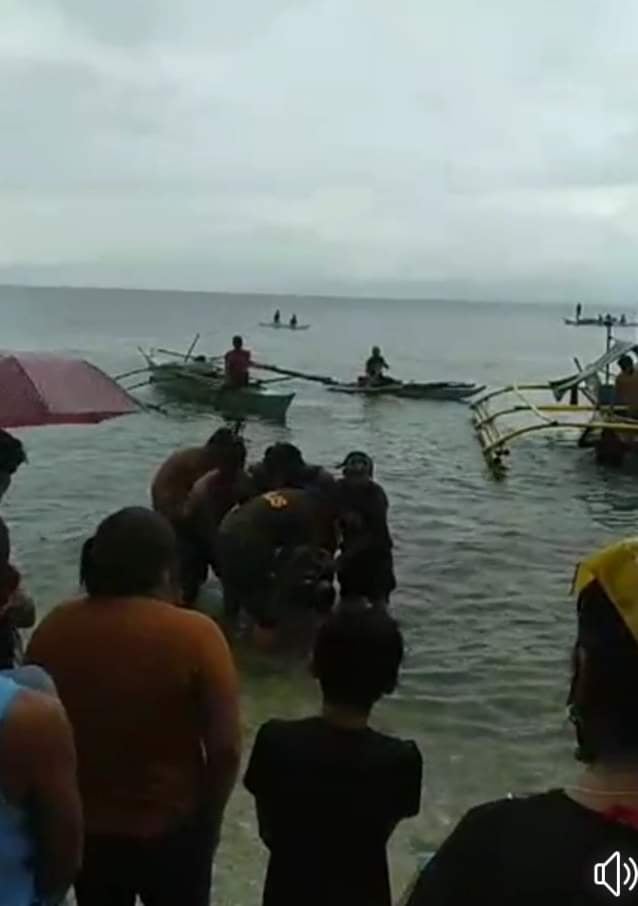 LOOK: Police in Ginatilan town carry to the shore two fishermen, who reportedly drowned on Wednesday evening, June 10. Their bodies were recovered on Thursday morning. | Photos courtesy of Paul Lauro