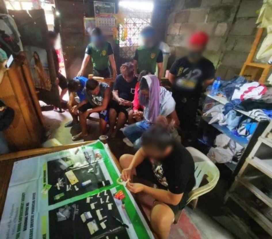 Agents of the Philippine Drug Enforcement Agency in Central Visayas (PDEA-7) arrest five individuals and shutdown a suspected drug den in a buy-bust operation in Barangay Calindagan, Dumaguete City, at around 11:30 a.m. this Monday, June 15, 2020. | Photo from PDEA-7