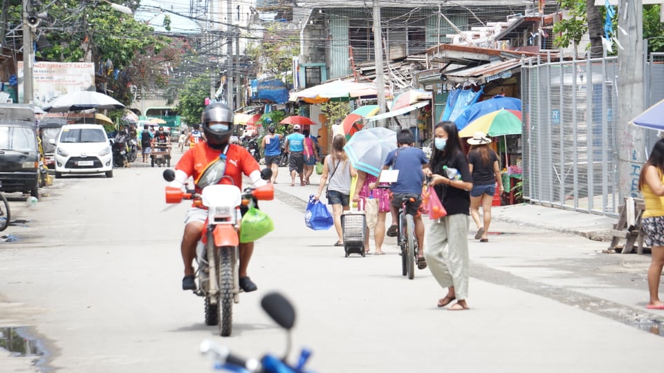 LOOK: Police personnel continue to man a checkpoint in Baragay Suba, Cebu City to discourage residents from leaving their homes this Saturday morning, June 27, 2020. | Gerard Francisco #CDNDigital