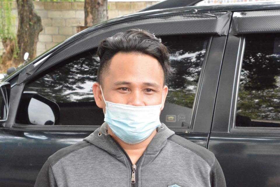 Billy Joe Julio Magdadaro, 38, and a resident from Barangay Subangdaku, Mandaue City, denied that he owned the Facebook account Billy Joe Magdadaro that published the posts. | Photos courtesy of Sugbo News via Alven Timtim and Morexette Erram