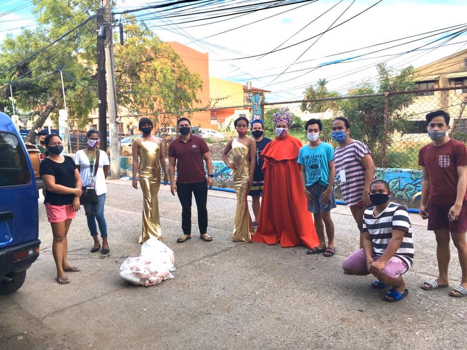 Mandaue Councilor Malcolm Sanchez gives chicken to the LGBTQ community in Barangay Subangdaku. | Malcolm Andaya Sanchez Facebook page.