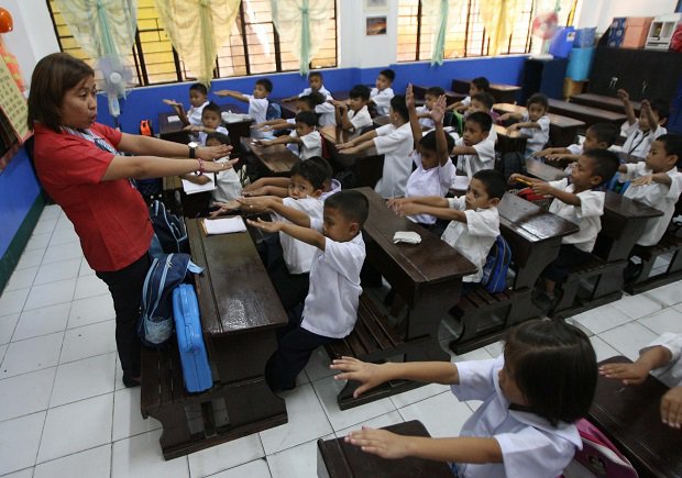 Cebu City to increase incentives for public school honor graduates. In photo are public school students on opening day. This was before the pandemic. (Inquirer file photo)