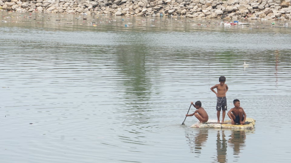 Photo of kids playing on the waters of Barangay Mambaling for story:Rama orders recovery of Cebu City's waterfront