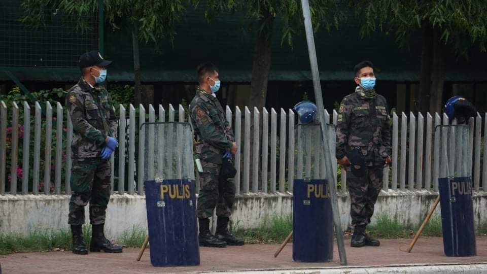 Police officers are assigned outside the University of the Philippines Cebu campus on Friday morning, June 12, 2020. CDN Digital photo | Gerard Vincent Francisco