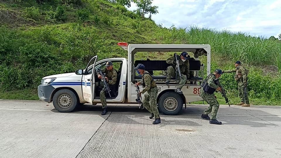 Policemen of Santa Catalina, Negros Oriental conduct a simulation exercise (SIMEX) this Sunday morning, July 19, 2020, to teach them how to respond in case of an ambush. | Photos courtesy of the Santa Catalina Police Station