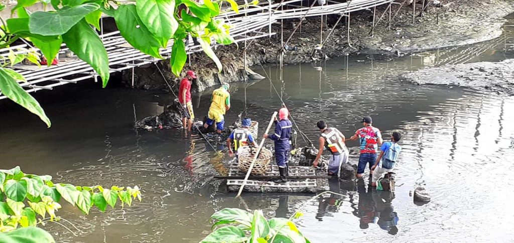 The Cebu City Environment and Natural Resources Office (Cenro) with the Department of Public Services (DPS) clean up the Mahiga Creek this Saturday morning, August 8, 2020. | Photo Courtesy of PROBE team