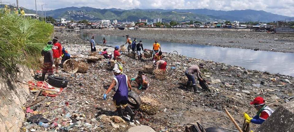 The Department of Environment and Natural Resources or DENR and the Cebu City government conduct a cleanup drive in Kinalumsan River and the coastal area of Barangay Mambaling on Tuesday, August 11, 2020. (Photo courtesy of DENR-7)