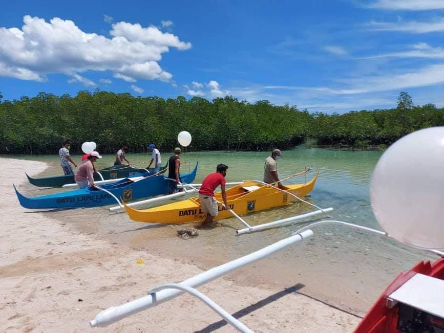 Some fishermen from Pangan-an, Olango Island, receive pump boats and relief goods from Lapu-Lapu Mayor Junard Chan and members of the EAGLES Club this Saturday, August 22, 2020. | Photo from Mayor Junard Chan's Facebook page