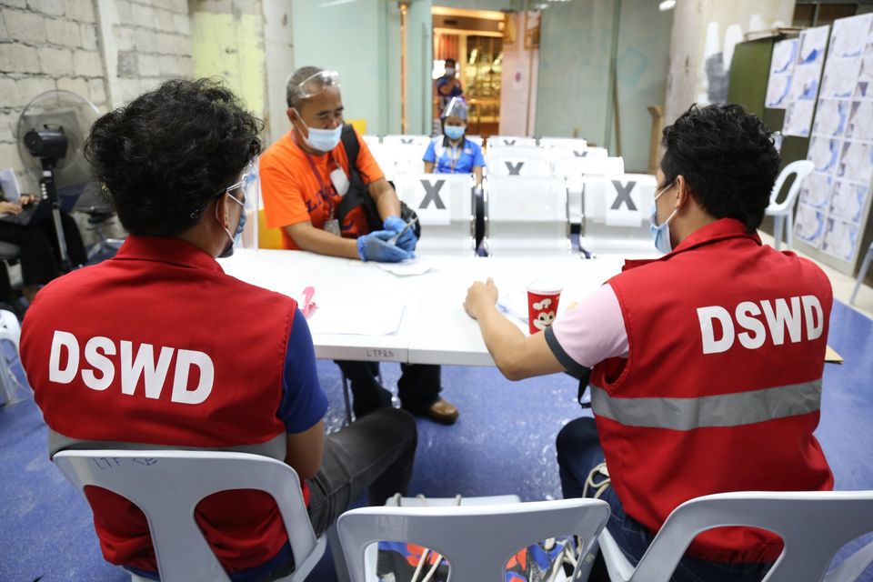 DSWD-7: 1,800 PUV drivers receive cash aid