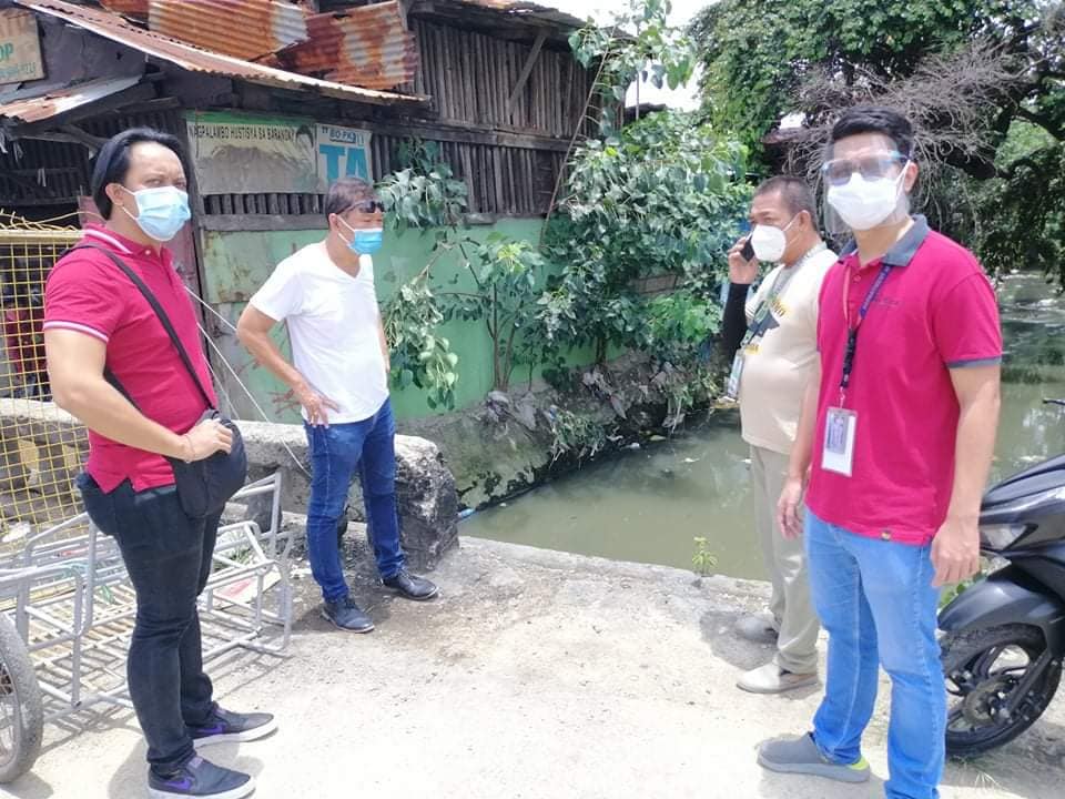 Dredging needed: Cebu City Jerry Guardo (second from left) inspects the creek in Barangay Day-as that has been overflowing in the past rainy days causing hip-level flooding to nearby settlements. | Photo Courtesy of Councilor Guardo.
