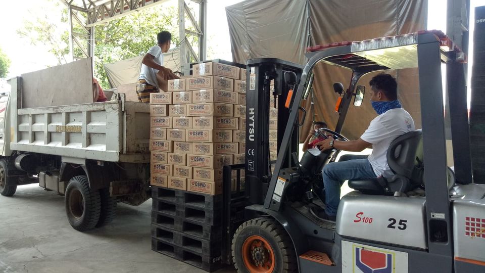DSWD-7 personnel load to a waitng vehicle family food packs that will be distributed to COVID-19 affected families in Central Visayas in this September 2020 photo. | DSWD-7 photo (file photo)