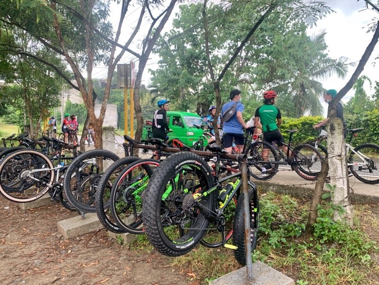 Biking enthusiasts or bikers usually meet for chitchat in Willy's Store in the hills of Busay, Cebu City. | Brian Ochoa