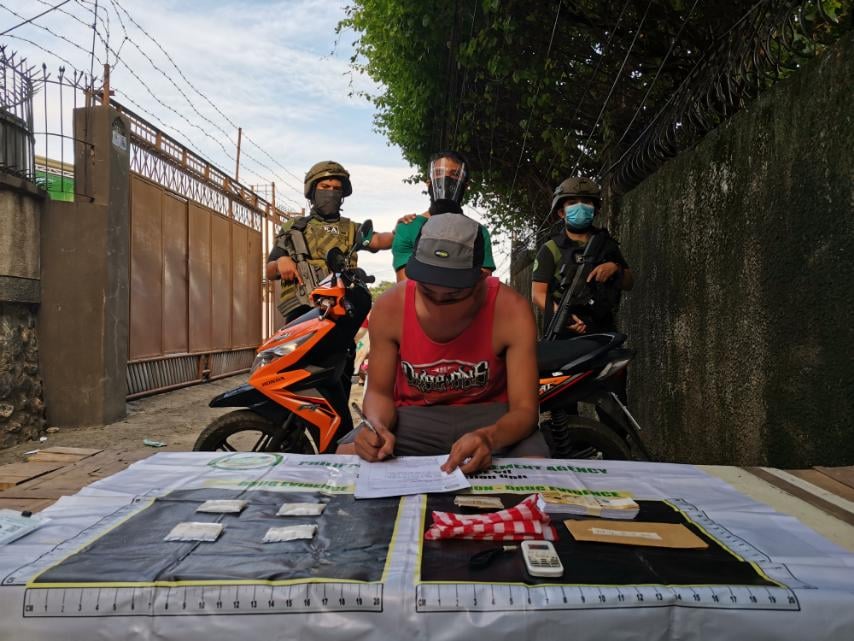 A construction supervisor, who is also high-value individual (HVI), identified as Jose Roel Joven Ermitanio, is arrested during a PDEA-7 buy-bust operation in Sitio Kalubihan, Barangay Guadalupe, Cebu City this afternoon, September 18, 2020. | Photo from PDEA-7
