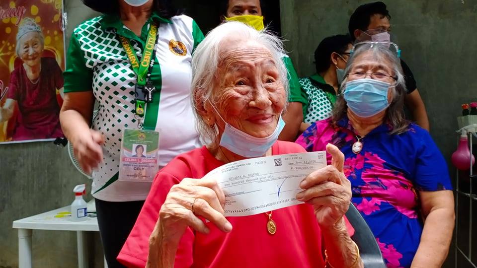Octagenarians, nonagenarians to receive incentives from Cebu City government. In photo is Centenarian Hilaria Dionson showing off the P100,000 cheque from the Cebu City government in this September 2020 photo. | file photo