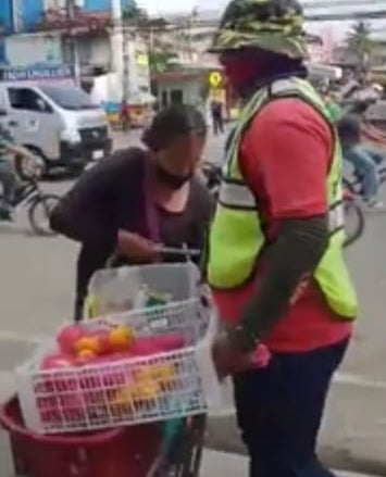 Screen grab of the video where Probe member apprehends fruit vendor outside the Cebu South Bus Terminal on Sept. 21, 2020. | screen grab from video