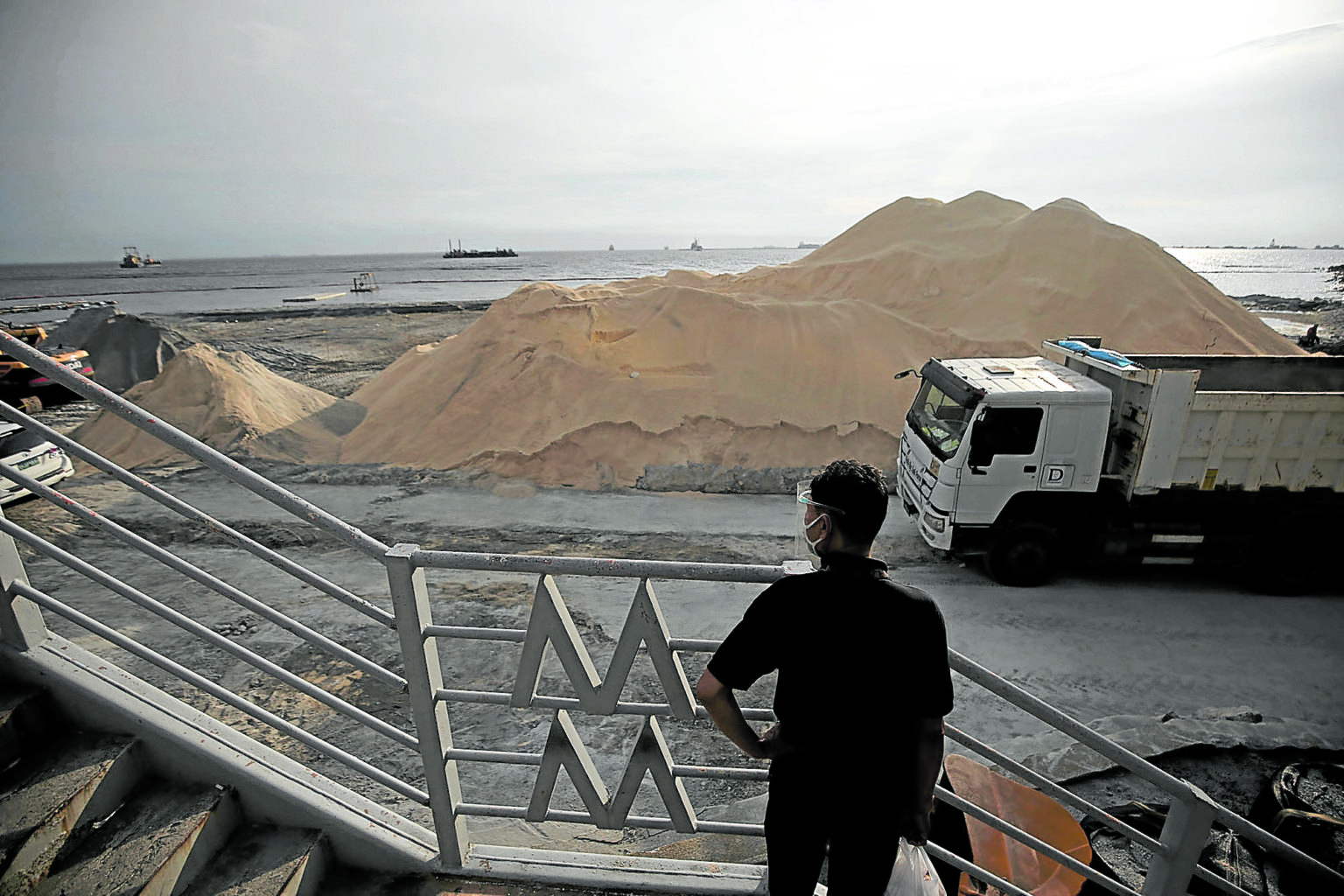 Work on a portion of Manila Bay is ongoing where it will be covered with sand derived from crushed dolomite sourced from Alcoy Cebu. | Inquirer photo
