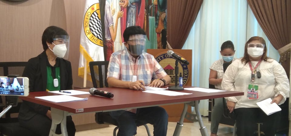 Cebu City Mayor Edgardo Labella (center) has ordered an investigation on a bar in Barangay Banilad, Cebu City for violating quarantine rules. | CDN Digital file photo