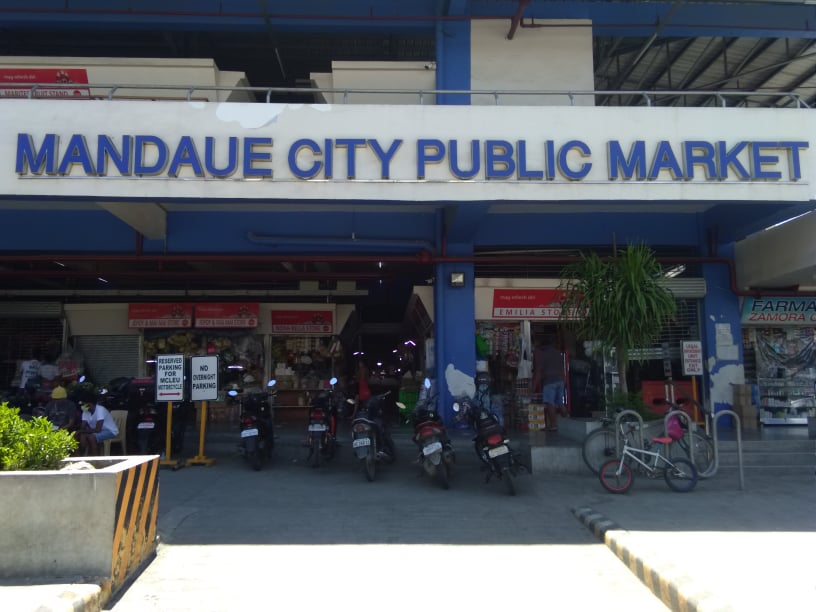 At least 700 vendors and stallholders in the Mandaue City Public Market is set to undergo mass swab testing. | Mary Rose Sagarino