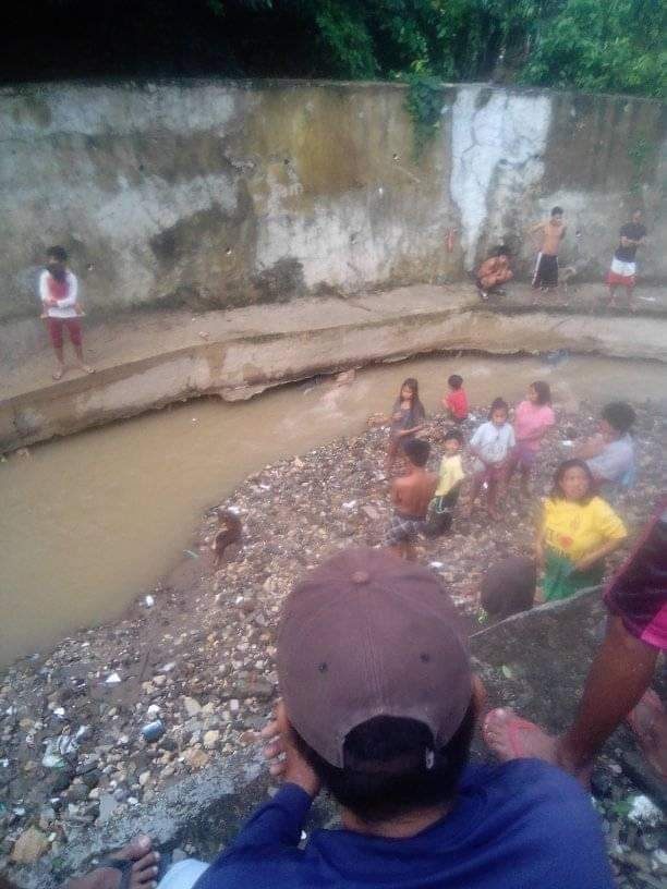 The MGB-7 has advised LGUs to initiate measures for possible landslides, flash floods this La Niña season. In photo are residents of Sitio Bakilid, Upper Laguerta in Barangay Busay, checking the spot where the body of Leonardo Otto was found after he was carried away by the river he was crossing at the height of the October 13 rains. | CDN Digital photo -- Paul Lauro