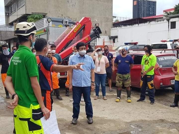 Cebu City Mayor Edgardo Labella inspects the clearing operations of flooded areas in the city. | Photo Courtesy of Cebu City PIO