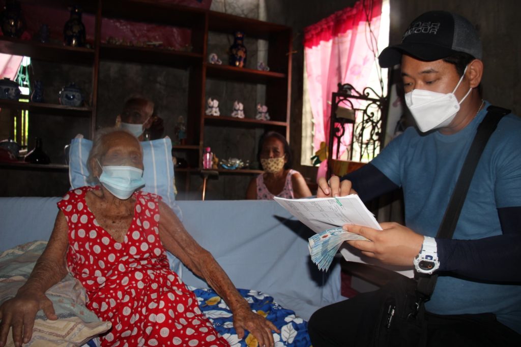 Centenarian in Daanbantayan receives cash incentives