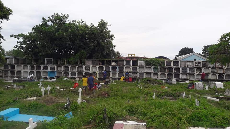 IN PHOTOS: More people start visiting Talisay City cemeteries