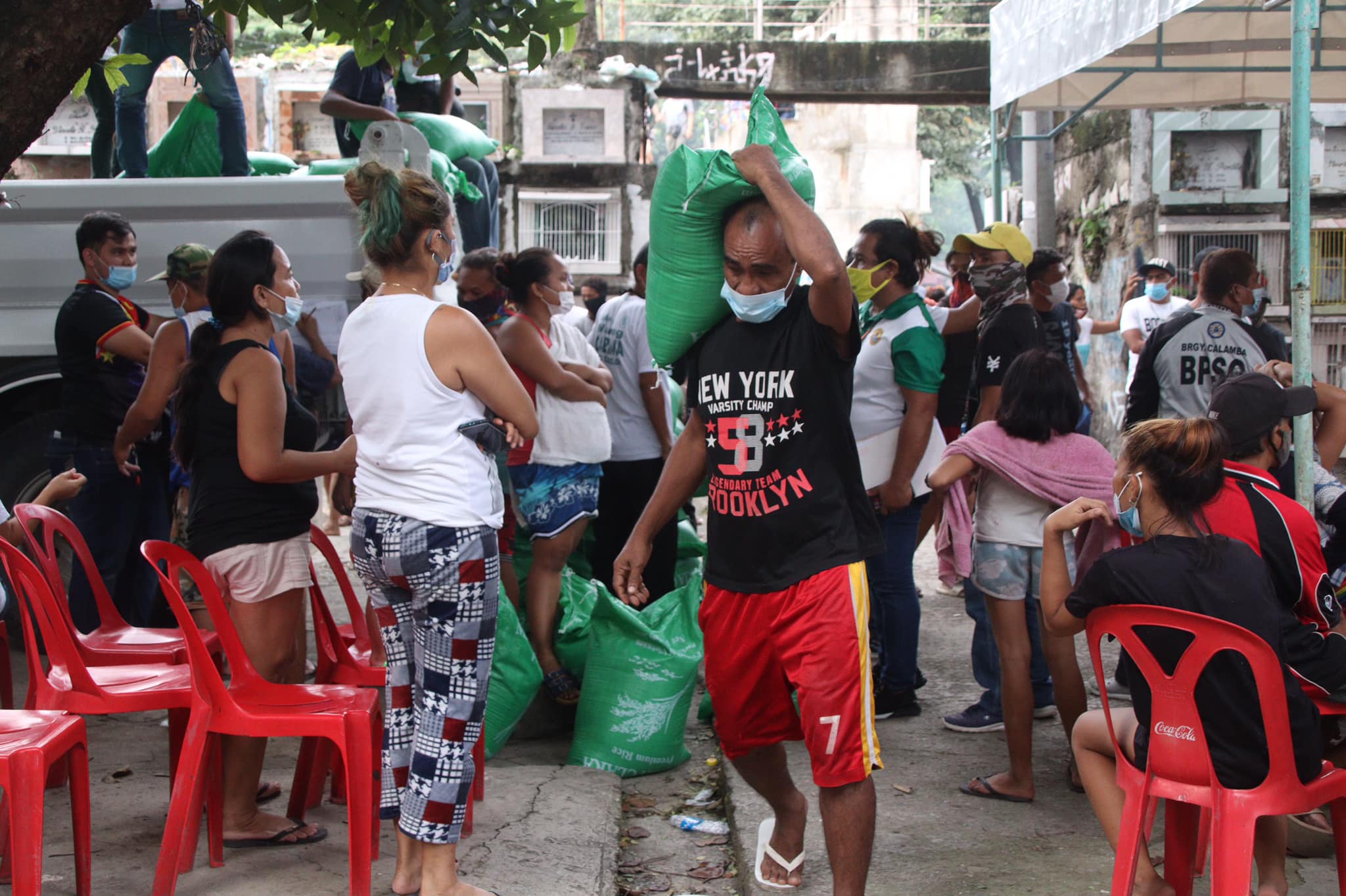 220 Calamba Cemetery vendors receive promised aid | Cebu Daily News